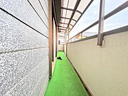 らくらくお洗濯を助ける広いバルコニー。 