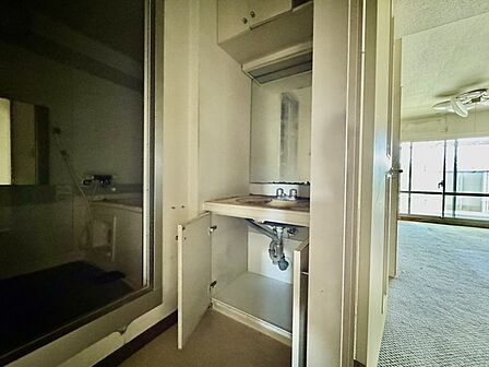 リフォーム工事前。お出かけ前の身だしなみに一歩差がつく三面鏡。