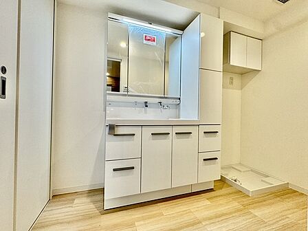 三面鏡を採用した洗面化粧台。鏡の裏にも収納スペースがあります。