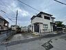 外観：駐車が苦手な方にも嬉しい、幅員広めの前面道路に面した住まい。 