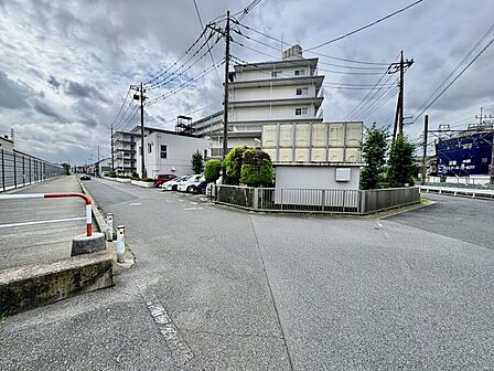 前面道路は歩道も整備され、小さなお子様にも安心です。