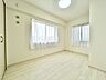 室内：大きな窓から明るい日差しが差し込みます。