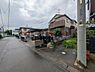 外観：幹線道路から1本入った現地は、想像以上に静かに感じられます。 