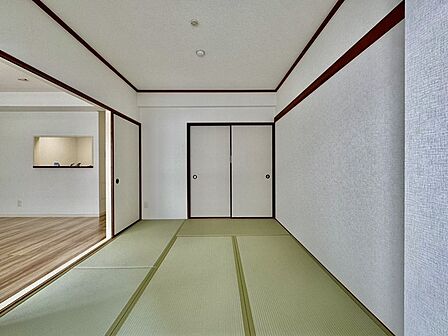 大きな窓から明るい日差しが差し込みます