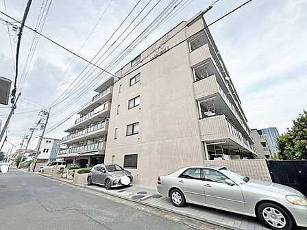 タイル張りの荘厳な外観は、マンションならでは。