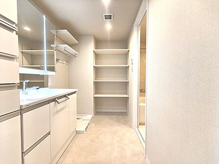 洗面室にはうれしいリネン収納があります。