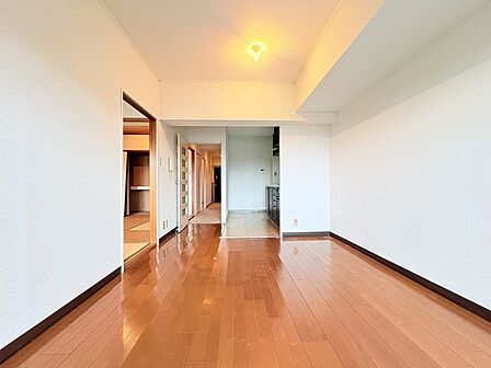 ご家族みんながゆったりくつろげる広々リビング。 これからフルリノベーションで生まれ変わります!