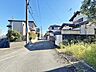 外観：住民の方が主に利用する交通量少なめの道路に面してます。 
