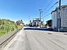外観：前面道路は歩道も整備され、小さなお子様にも安心です。 
