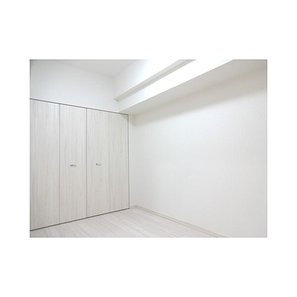 画像17:白を基調にした明るいお部屋です。