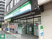 ファミリーマート 徒歩3分。コンビニ 200m