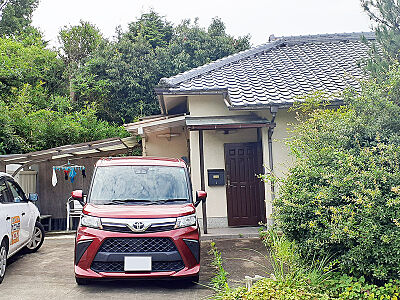 外観：【外観】家庭菜園可能。緑豊かな住環境に位置する平屋建て住宅。駐車スペース10台分あり(車種による)！土地面積は約349坪。ゆとりある敷地に建つ「2LDK」の住まいです。