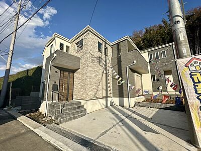 外観：建物完成しました！ 閑静な住宅地で小さなお子様がいるご家族にも安心。 住宅地で叶える穏やかな新生活が待ってます。 是非、現地ご内見ください！ 