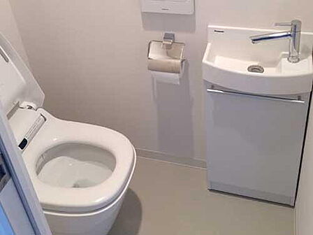 マンションでは珍しい手洗い器付のトイレです。