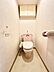 トイレ：上部に収納棚があり、トイレットペーパーや掃除用具をスッキリ収納できます！  