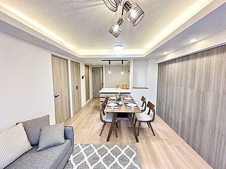 キッチンと統一感のある家具など設置し、お洒落な空間に!