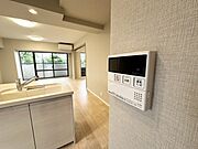 キッチンの壁にはユニットバスのコントローラーが設置されています！ お湯張りや追焚き操作もキッチンから操作でき いつでも温かいお風呂に入ることができます！ 