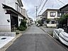 外観：交通量の少ない前面道路です。 小さなお子様がいるご家庭でも安心です！