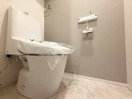 上部に収納棚があり、トイレットペーパーや掃除用具をスッキリ収納できます!