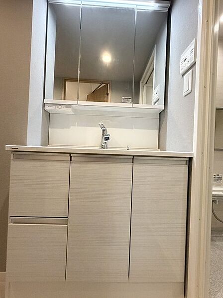 朝の身支度に便利なシャンプードレッサーはとっても便利です!シンク下の収納でアメニティ類のストックもバッチリ!