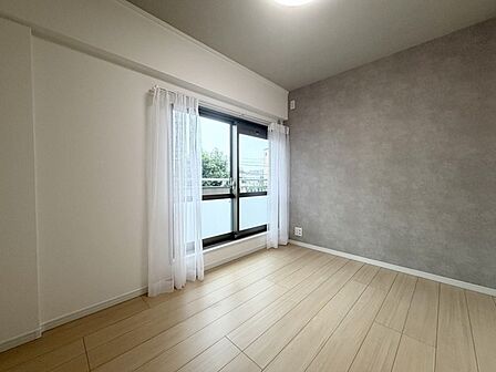 大きな窓からは快適な光を取り入れ、通気性能を上げる事で居心地の良い空間を演出します