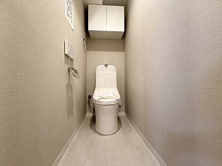 壁には埋め込み式の収納があります! トイレットペーパー等のストックに便利です!