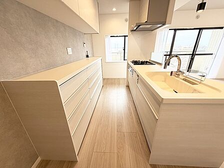 女性に大人気の対面キッチン!お料理しながらご家族とのコミュニケーションが取れるのは対面だから出来ること! お小さいお子様を見守りながらの家事は安心ですよね!