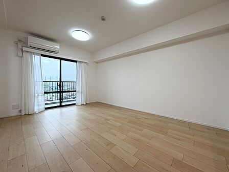 キッチンと統一感のある家具など設置し、お洒落な空間に!