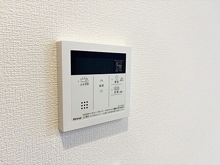キッチンの壁にはユニットバスのコントローラーが設置されています! お湯張りや追焚き操作もキッチンから操作でき いつでも温かいお風呂に入ることができます!