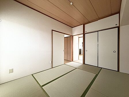 続き間の和室は、くつろぎ空間として、来客時は客間にもなります! 畳の上でゴロゴロするのも良いですよ~!?
