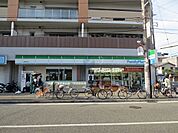 ファミリーマート服部駅前店 693m