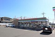 ファミリーマート茨木鮎川五丁目店 572m
