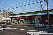 ファミリーマート茨木三島中学校南店 712m