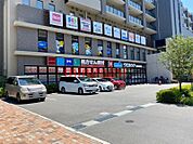 ウエルシア吹田健都店 611m