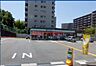 周辺：ファミリーマート茨木美穂ケ丘南店 843m