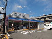 ローソン八尾志紀駅前店(コンビニ)まで580m