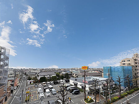視界が抜けた開放的な眺望。青空と街並みを一望できる、心地よいロケーションが魅力です。