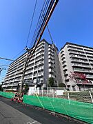 存在感のある大規模レジデンス。管理体制良好で、安心して長くお住まいいただけます。