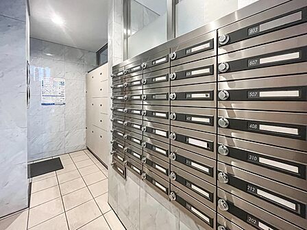 綺麗に維持されたダイヤル式集合ポスト