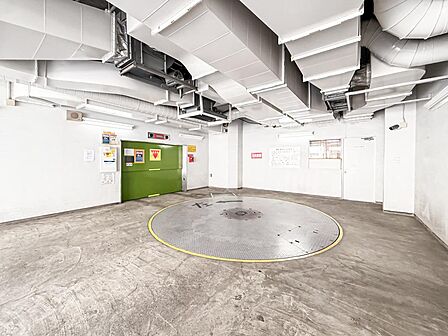 天候に左右されない屋内の駐車スペース。ターンテーブルが設置されているため、前進でのスムーズな入出庫が可能です。