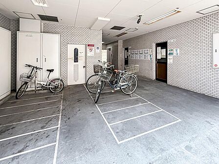 建物内にあるため、大切な自転車を雨やホコリからしっかりガード。白線で区画分けされており、出し入れもスムーズです。