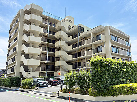 青空に映える落ち着いた佇まいの分譲マンション