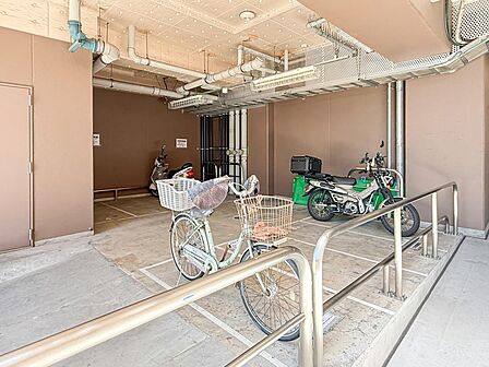 バイク置場・自転車スペース完備。屋根付きで出し入れもスムーズです。
