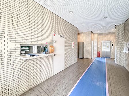 落ち着きと気品を備えた広々エントランス。
