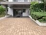 エントランス：緑豊かな植栽が整えられ、居住者やゲストを心地よく迎え入れる開放的な空間デザインです。
