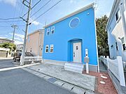 ブルーの外壁に映えるホワイトのドアはどこか洋風なイメージです