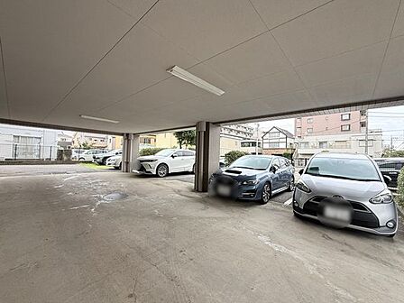 駐車場があるため車通勤の方にも安心なマンションです。(空き状況は要確認)