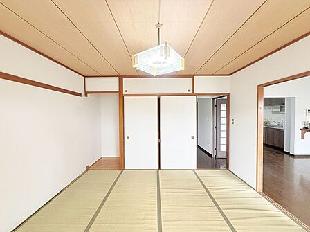 8帖和室。すぐ横になれる和室は、みんながほっと一息つける空間。