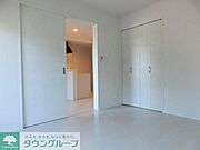 白が基調の明るい室内