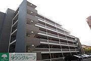 駅前の商店街に面すRCマンション。